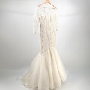 Pronovias Barcelona White Lace Mermaid Structured Wedding Dress